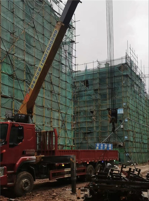 辽阳县“慢工细活”—— 吊车的 “微动控制” 技术